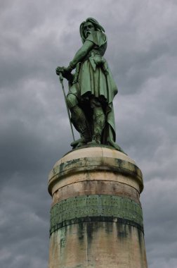 Vincingetorix sembolik heykel alesia üzerinden
