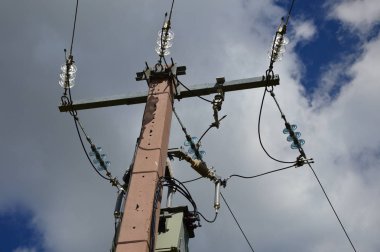 Elektrik direğinde akım trafosu