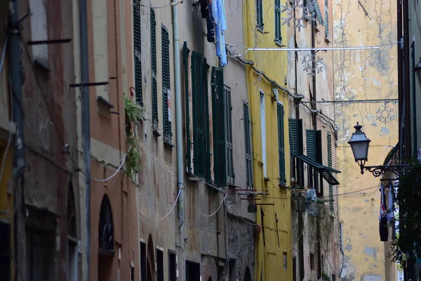 Uma Típica Rua Italiana Estreita Uma Aldeia — Fotografia de Stock