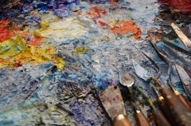 Bir ressamın paletindeki araçları ile onun atölyesinde zoom