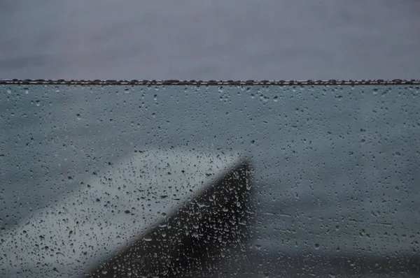 Gocce Pioggia Sulla Finestra Con Fondo Marino — Foto Stock