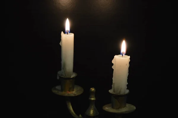 Velas Brancas Uma Mesa Preta Fogo — Fotografia de Stock