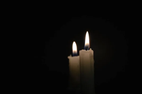 Білі Свічки Чорному Столі Вогні — стокове фото