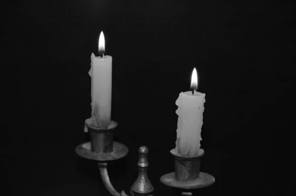 Białe Świece Czarnym Stole Ogniu — Zdjęcie stockowe