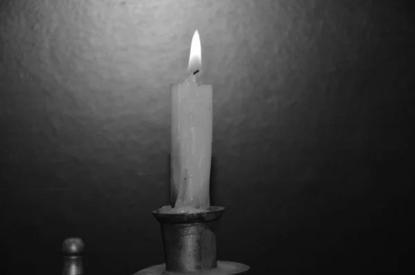 Witte Kaarsen Een Zwarte Tafel Brand — Stockfoto