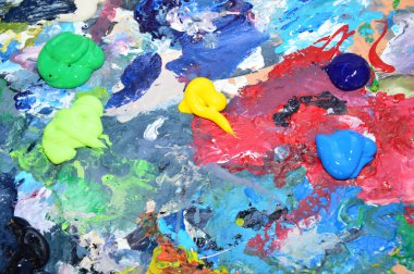 Atölyesinde bir ressamın paletini yakınlaştır 