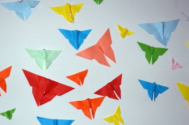 Beyaz duvarda Kağıt Kelebekler