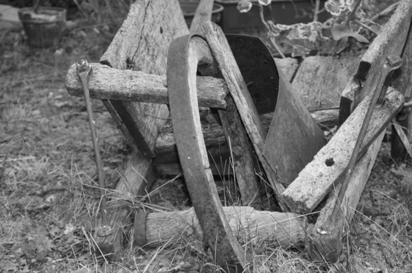 Een Oude Houten Kruiwagen — Stockfoto