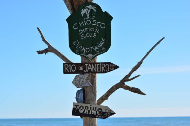 Mavi gökyüzü arka plan ile sahilde bir Fingerpost