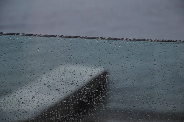 Hujan Tetes Jendela Dengan Latar Belakang Laut — Stok Foto