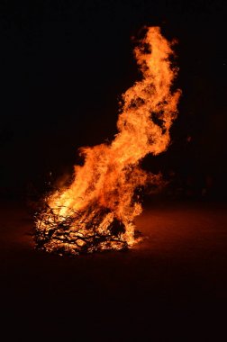 Gece büyük bir odun ateşi     