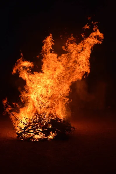 Gece büyük bir odun ateşi     