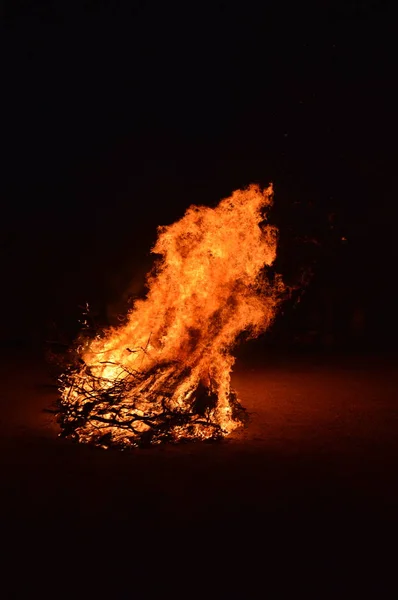 Gece Büyük Bir Odun Ateşi — Stok fotoğraf