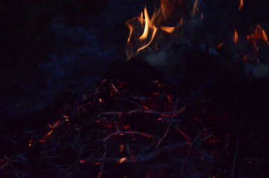 Geceleyin küçük bir odun ateşine zum yap.