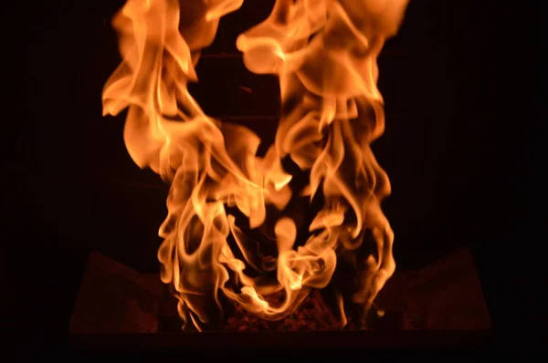 火中的木制弹丸 — 图库照片