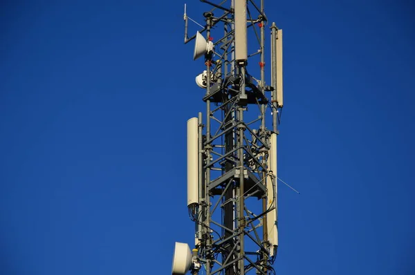 Albero Antenna Telekommunikation Con Backgound Cielo Blu — Foto Stock