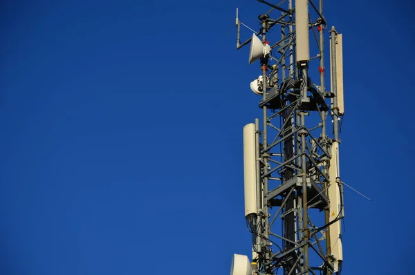 Albero Antenna Telekommunikation Con Backgound Cielo Blu — Foto Stock