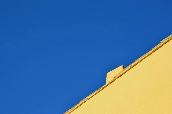 Telhados Céu Com Fundo Céu Nublado Azul — Fotografia de Stock