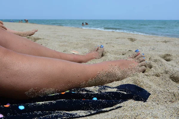 Kvinnliga Fötter Sanden Vid Stranden — Stockfoto