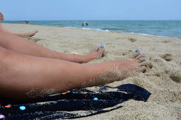 Kvinnliga Fötter Sanden Vid Stranden — Stockfoto