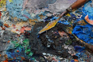 Bir ressamın paletindeki araçları ile onun atölyesinde zoom