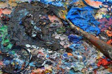 Bir ressamın paletindeki araçları ile onun atölyesinde zoom