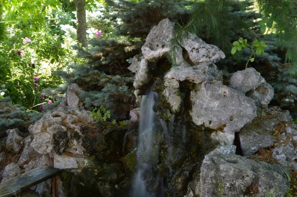 Una Fuente Agua Jardín — Foto de Stock