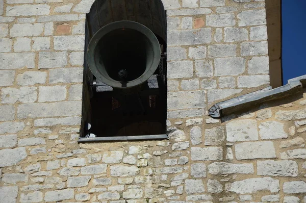 Küçük bir köyde kilise çanına yakınlaştırma