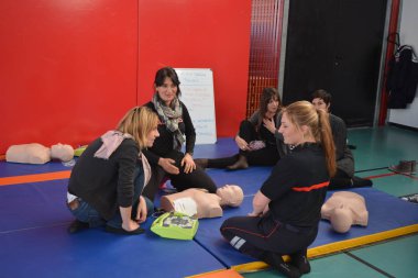 İlk yardım kursu, yakın çekim