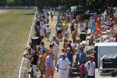 Sault, Provence-Alpes-Cte d'Azur Fransa'daki hipodrom. 11 Ağustos 2019. Yılın tek at yarışı