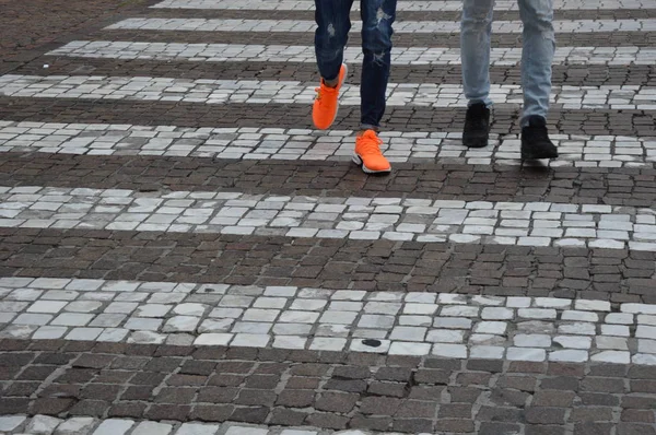 Zoom Auf Einem Fußgängerüberweg Einer Stadt Beine Und Schuhe — Stockfoto
