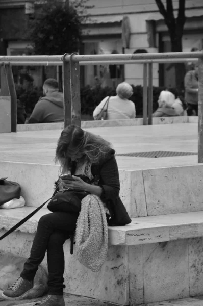 Жінка Порожній Площі Італії Піклується Про Свій Смартфон — стокове фото