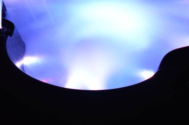 Geceleri iç aydınlatmalı bir kaplıcaya yakın çekim