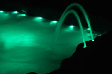 Geceleri iç aydınlatmalı bir kaplıcaya yakın çekim