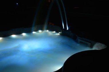 Geceleri iç aydınlatmalı bir kaplıcaya yakın çekim