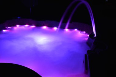 Geceleri iç aydınlatmalı bir kaplıcaya yakın çekim