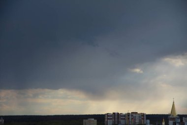 Bulutlu parlak bir gökyüzü, doğal güzellikte bir arka plan.