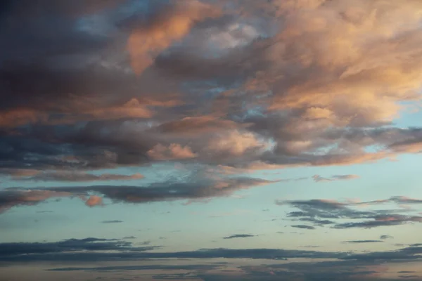 Но яркое небо с облаками, естественный красивый фон — стоковое фото