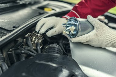 Bir otomatik mekanik bir Otomobil yakıt filtresi yerini almıştır..