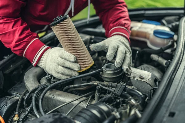 Otomatik mekanik araçların yağ filtresi yerini alır.. — Stok fotoğraf