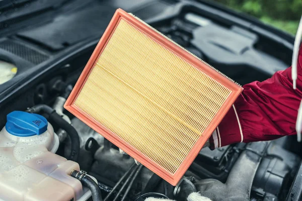 Auto mechanik zastępuje filtra powietrza samochodów. — Zdjęcie stockowe