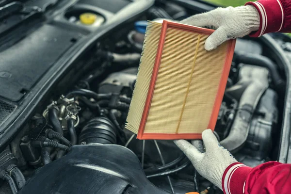 Otomatik mekanik otomobil hava filtresi yerini alır.. — Stok fotoğraf