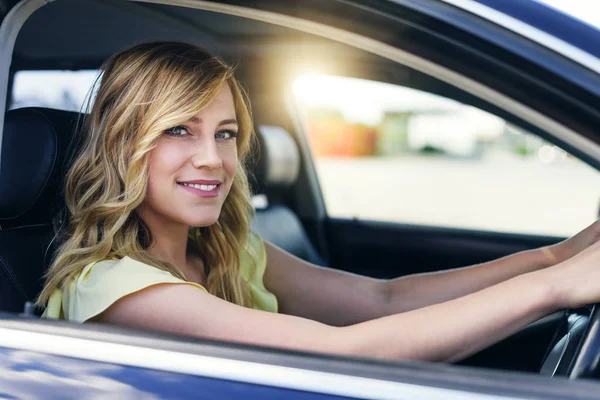 Atractiva joven mujer conduciendo un coche . — Foto de Stock