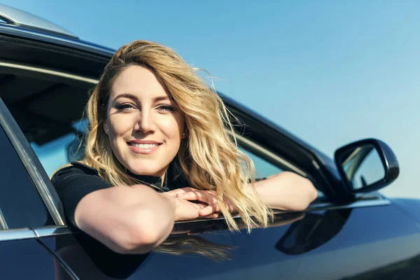 Mujer sonriente en el coche en un día de verano . — Foto de Stock