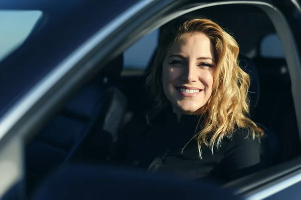 Mujer sonriente en el coche en un día de verano . —  Fotos de Stock