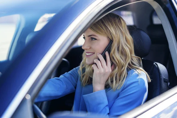 Žena hovoří na telefonu v autě. — Stock fotografie