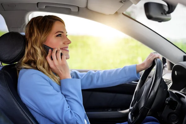 La mujer habla por teléfono en el coche . —  Fotos de Stock