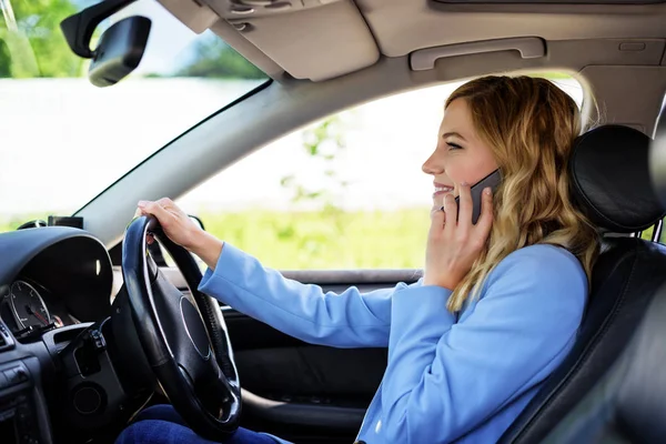 Kvinnan talar i telefon i bilen. — Stockfoto