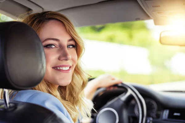 Mulher sorridente no carro em um dia de verão . — Fotografia de Stock