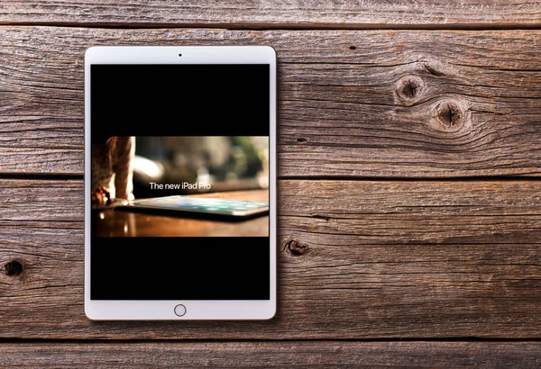 Ipad 화면에, 나무 테이블에 애플에서 공식 비디오 프로. — 스톡 사진